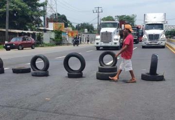 Pochimovileros de Villa OCUITZAPOTLAN bloquean carretera federal a la altura del acceso principal de la villa