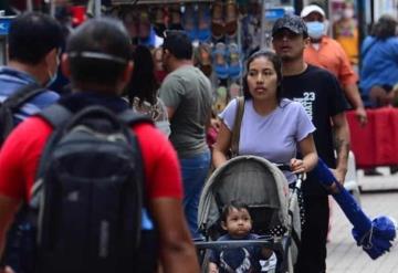 Personas hacen caso omiso al llamado del uso de cubrebocas, a pesar de los altos índices de contagios en estas últimas semanas