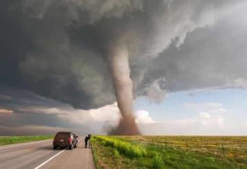 VIDEO: Pone en riesgo su vida para grabar un tornado