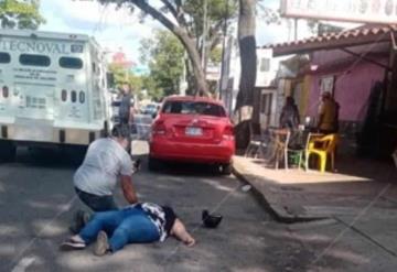 Mujer es aplastada por una camioneta de Valores