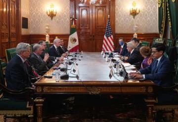 Recibe AMLO a cinco senadores de EU