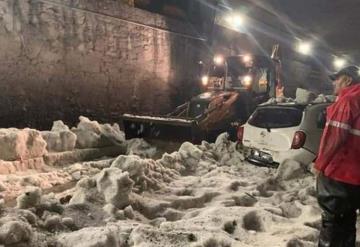 Hombre muere por hipotermia al quedar atrapado su vehículo tras granizada en Tlalnepantla, Edomex