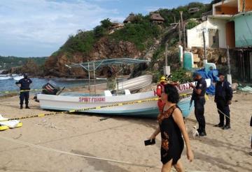 Turistas son arrastrados por olas en playa de Oaxaca