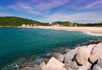 Rescatan a turistas de morir ahogados en playa de Oaxaca