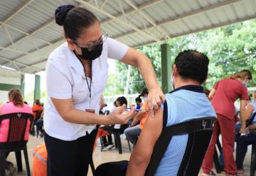 Continúa aplicación de vacuna contra COVID en Comalcalco 