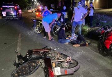 Motociclista se impacta en taxi después de que este se detuviera para levantar un pasaje