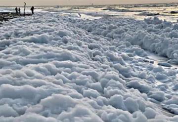 Misteriosa espuma marina hace cerrar playas de Coatzacoalcos 