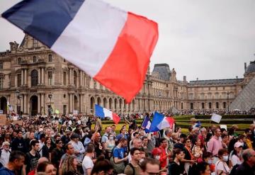 Francia refuerza medidas anticovid en medio de protestas