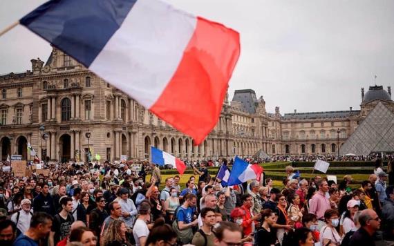Francia refuerza medidas anticovid en medio de protestas