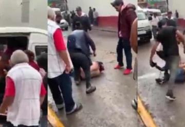 VIDEO: Pasajeros bajan a jalones y patadas a ladrón de una combi