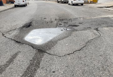 Comerciantes de la colonia Atasta piden atención para hundimiento en la calle Felipe Carrillo 