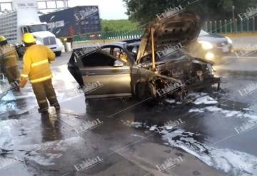 Se quema auto en la carretera Macuspana-Villahermosa a la altura de la caseta de cobro