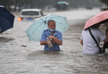 Inundaciones en Zhengzhou, China, contabilizan al menos 12 muertes