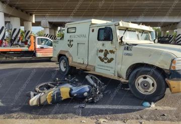 Camión de valores intenta ganarle el paso a motociclista; sujeto resulta con lesiones graves