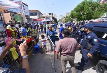 Realizan operativo para reubicar a vendedores ambulantes 