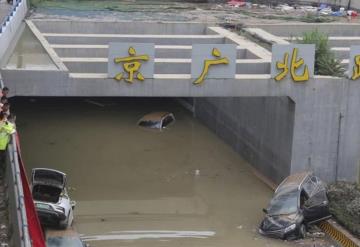 Sujeto sobrevivió 3 días atrapado en estacionamiento inundado en China