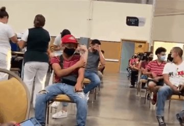 VIDEO: Joven con fobia a las agujas recibe ovación y celebración durante aplicación de vacuna