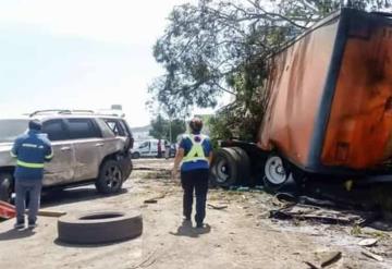 En la México-Querétaro tráiler embiste varios autos dejando un saldo de 10 heridos