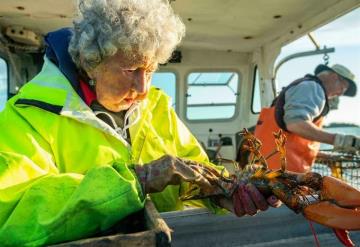 A sus 101 años sigue pescando “La dama de la langosta”