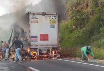 Un tráiler con cervezas se incendia y pobladores aprovechan para hacer rapiña