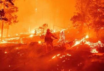 Ocho personas desaparecidas en incendio forestal en California