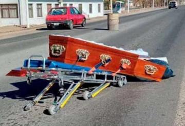 Ataúd cae de carroza fúnebre y quedo en medio de la calle