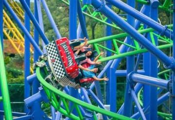 Jóvenes quedan atrapadas en juego mecánico de Six Flags México