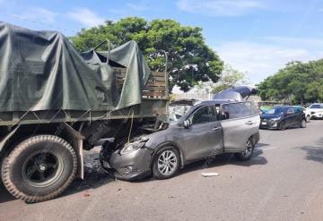 Se estrella contra camión del Ejército Mexicano; Madre e hija resultaron lesionadas 