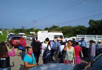 Campesinos mantienen bloqueada la entrada principal a Tenosique