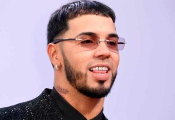 Anuel AA aparece con oxigene después de dar concierto en México