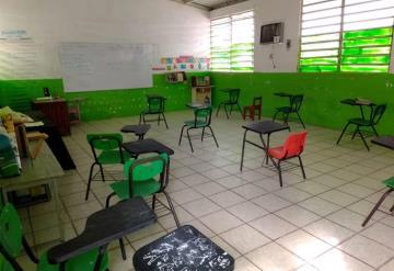 Padres y docentes limpian aulas para regreso a clases