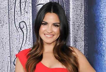 Maite Perroni deslumbró posando en un hermoso vestido color blanco