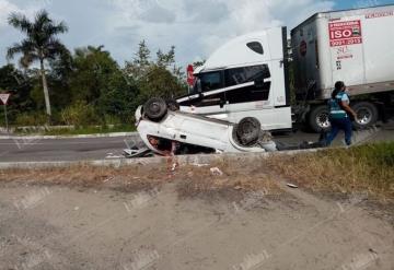 Pareja se accidentan en un vehículo sobre la carretera federal Villahermosa-Frontera