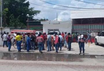 Trabajadores de SASOMER y OMILADE realizan plantón en Comalcalco