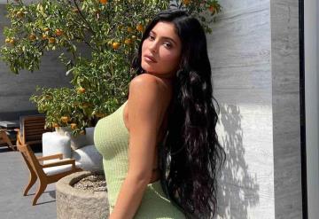 Kylie Jenner impacta al lucir su nueva línea de trajes de baño