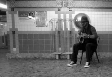 Ricardo Arjona pasó desapercibido mientras cantó en la estación del metro de Nueva York