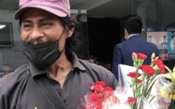Video: Hombre regala flores afuera de la FGJ después de haber encontrado a su hija desaparecida