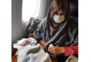 Afgana da a luz en vuelo de evacuación hacia Reino Unido