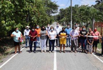 Dos nuevas obras al servicio de la gente entregan la alcaldesa de Comalcalco Rosa Margarita Graniel Zenteno.