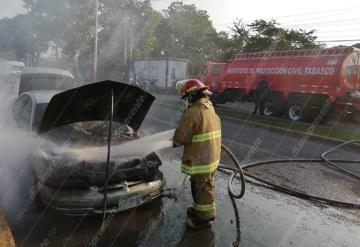 Se quema auto compacto en el periférico de Villahermosa