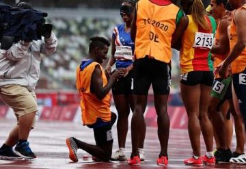 Tokyo 2020: Le piden matrimonio a atleta paralímpica bajo la lluvia