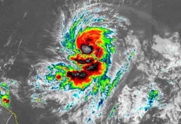 Huracán “Larry” se intensifica lejos de costas mexicanas