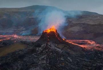 Río de lava volcánica derrite una roca