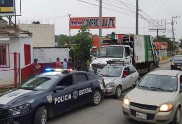 Carambola: Un camión recolector de basura colisionó a un auto compacto y a su vez a una patrulla de la SSPC