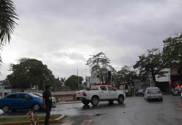 Intensas lluvias causan apagones en Villahermosa; PEC realiza operativos de vialidad en calles con semáforos afectados