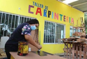 Capacita Cenepred a mujeres en carpintería