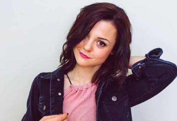 Kathryn Prescott fue atropellada por un camión de cemento