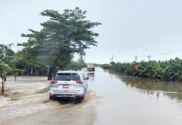 Paso interrumpido para vehículos pequeños en la carretera federal Villahermosa-Teapa