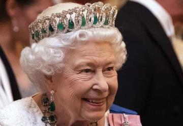 La reina Isabel II rinde homenaje a victimas del atentado del 11 de septiembre