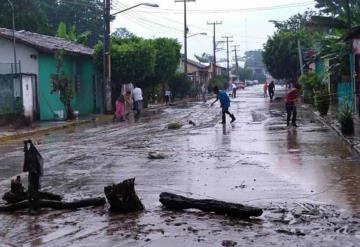 Vecinos limpian calles de Jahuacapa en Jalapa